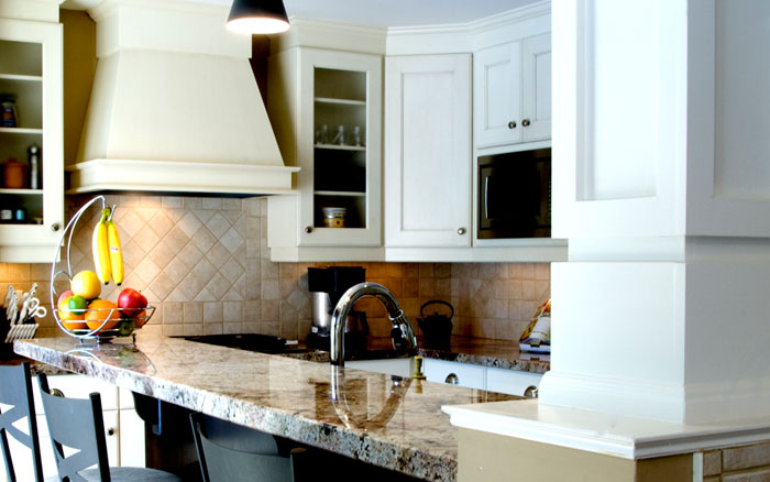 Kitchen design with shades of white